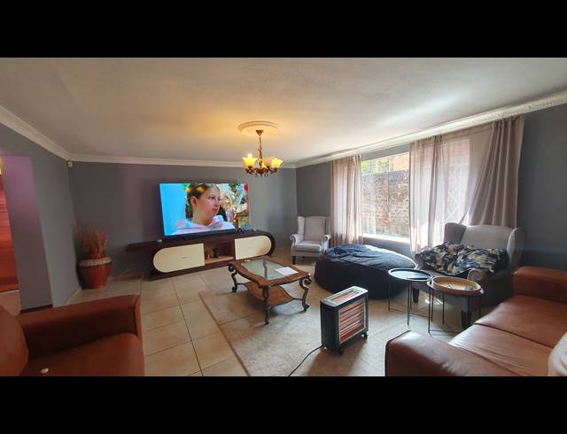 5 BEDROOM FREEHOLD FOR SALE IN LINMEYER